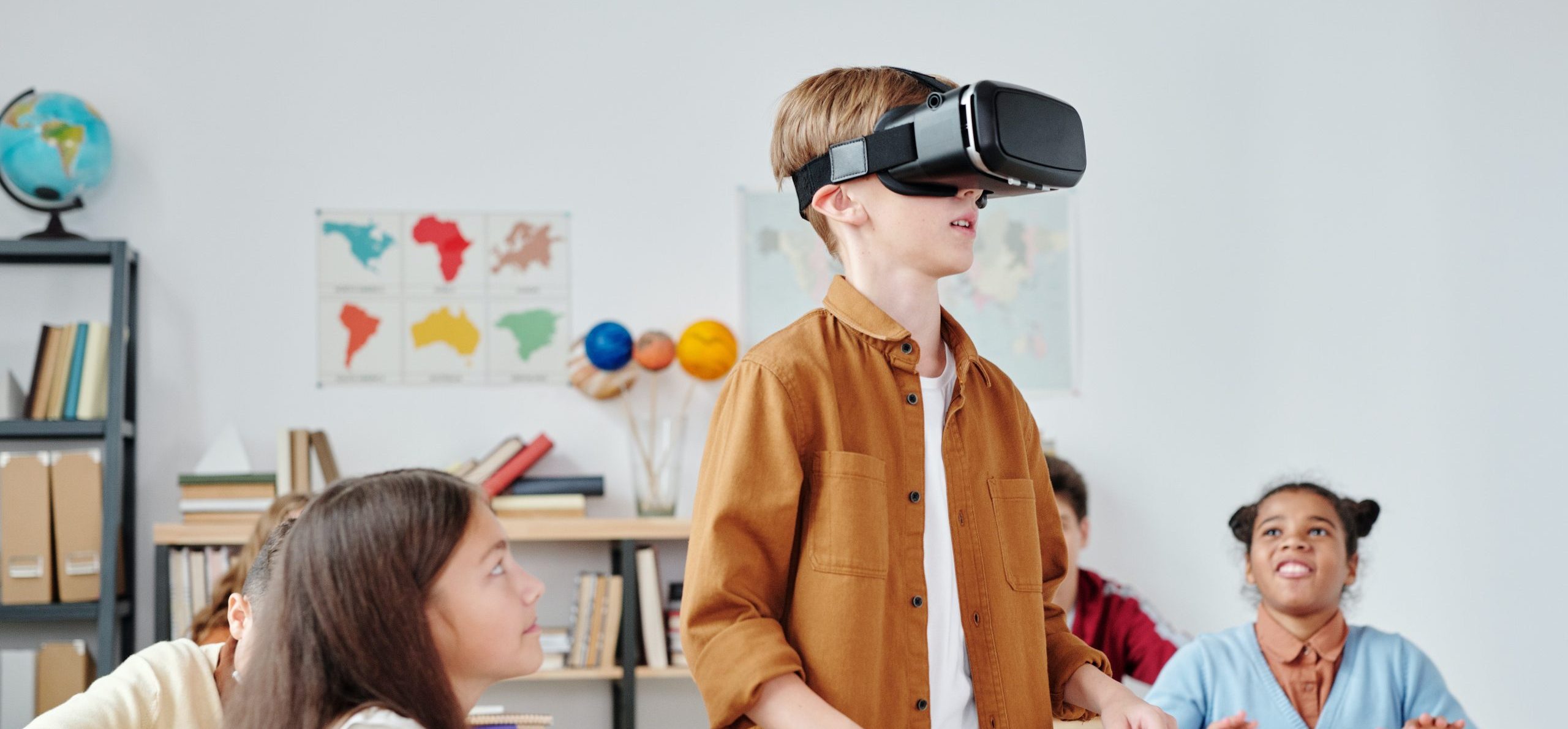 Estudiantes probando la Realidad Virtual